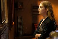 Close - Dem Feind zu nah – Langsam dämmert es auch der verwöhnten Zoe (Sophie Nélisse), in welcher Gefahr sie schwebt.