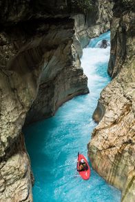 Entdecker der Welt – Der 40km lange Beriman Fluss bahnt sich seinen Weg durch Kalksteinfelsen.