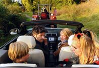 Papa auf Probe – Moritz (Pasquale Aleardi) ist entsetzt darüber, dass Nina (Tanja Wedhorn, rechts) und ihre beiden Kinder Max (Tom Hoßbach) und Jule (Camares Amonat) sein heiß geliebtes Auto in eine fahrende Müllkippe verwandeln.