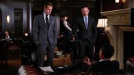 Suits – Harveys (Gabriel Macht, l.) und Mikes (Patrick J. Adams) Sammelklage gegen den Velocity-Firmenchef James Palmer (Scott Lawrence) droht ins Stocken zu geraten. Oder werden sie neue Beweise finden?