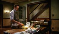 Elementary – Um seinen Vater endlich loszuwerden, stimmt Holmes (Jonny Lee Miller) zu, seinem Vater bei einer Sache zu helfen, damit dieser im Tausch nach Hause fährt ...