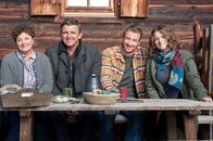 Der Bergdoktor – Familienidylle auf dem Gruberhof: Lisbeth (Monika Baumgartner, l.) mit ihren beiden Söhnen Martin (Hans Sigl, 2.v.l.) und Hans (Heiko Ruprecht, 2.v.r.) und Enkeltochter Lilli (Ronja Forcher, r.).