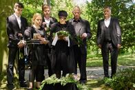 In aller Freundschaft – v.l.: Jonas Heilmann (Anthony Petrifke); Lisa Schroth (Ella Zirzow); Jakob Heilmann (Karsten Kühn); Charlotte Gauss (Ursula Karusseit); Otto Stein (Rolf Becker); Roland Heilmann (Thomas Rühmann)