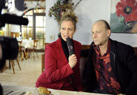 Lindburgs Fall – Die Boulevardreporterin Caroline Bächle (Barbara Schöneberger) versucht Mike Häusl (Bernd Michael Lade) die neusten Informationen zu entlocken.