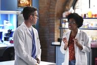 Navy CIS – Jimmy Palmer (Brian Dietzen, l.); Kasie Hines (Diona Reasonover, r.)