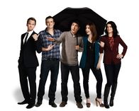 How I Met Your Mother – (9. Staffel) - Ein Blick zurück in die wilden Jahre von Ted (Josh Radnor, M.), Marshall (Jason Segel, 2.v.l.), Barney (Neil Patrick Harris, l.), Lily (Alyson Hannigan, r.) und Robin (Cobie Smulders, 2.v.r.) ...