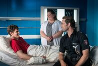 Notruf Hafenkante – Auch Frauke (Manuela Wisbeck) ist nicht vor dem Charme des jungen Stabhochspringers Josh Baier (Daniel Fünffrock, l.) gefeit. Mattes (Matthias Schloo) kennt die Wirkung seines Freundes auf Frauen schon.