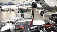 Echt – Moderator Sven Voss taucht in die Geschichte der ALTEN TANTE JU ein und begibt sich auf die Spuren eines Genies: Hugo Junkers. Im Technikmuseum Dessau trifft Sven den ehemaligen Piloten Gerhardt Fucke und entdeckt mit ihm das erste Passagierflugzeug der Welt. Die F13, deren Entwicklung ist die wohl wichtigste Ingenieursleistung hin zu einer modernen Luftfahrt.