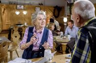 Sturm der Liebe – Hildegard (Antje Hagen, l.) diskutiert mit Alfons (Sepp Schauer, r.) über eine neue Werbekampagne für das neue Bier.