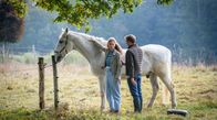 Sturm der Liebe – Ana (Soluna-Delta Kokol, l. mit Martin Walde, r.) zweifelt, ob sie bereit ist, wieder auf ein Pferd zu steigen.