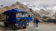 Magische Anden – Traumstraße: Auf ihrem Weg nach Huaráz kommen LKW-Fahrer Antonino und sein Sohn Alex am höchsten Berg Perus vorbei, dem Huascarán (6768m).