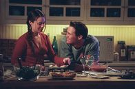 Charmed - Zauberhafte Hexen – Sichtlich genießen Piper (Holly Marie Combs, l.) und Leo (Brian Krause, r.) es, zusammen ihr gemeinsames Abendessen in der Küche vorzubereiten.