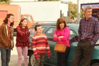 The Middle – L-R: Axl Heck (Charlie McDermott), Sue Heck (Eden Sher), Brick Heck (Atticus Shaffer), Frankie Heck (Patricia Heaton) und Mike Heck (Neil Flynn)