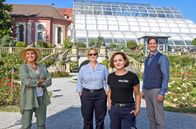 WaPo Bodensee – Mechthild Fehrenbach (Diana Körner, l.), Nele Fehrenbach (Floriane Daniel, 2.v.l.) und Julia Demmler (Wendy Güntensperger, 2.v.r.), freuen sich, Graf Bernadotte (Björn Graf Bernadotte af Wisborg, r.) persönlich kennen zu lernen.