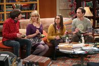The Big Bang Theory – Erleben einen ganz besonderen Valentinstag: Sheldon (Jim Parsons, r.), Amy (Mayim Bialik, 2.v.r.), Howard (Simon Helberg, l.) und Bernadette (Melissa Rauch, 2.v.l.) ...