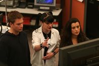Navy CIS – Als in einer Kühlbox ein Kopf eines Navy Captains gefunden wurde, beginnt für Abby (Pauley Perrette, M.), DiNozzo (Michael Weatherly, l.) und Ziva (Cote de Pablo, r.) die Suche nach dem Täter ...