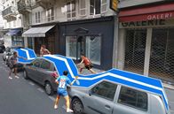 Twist – Die Biennale belebt die seit Jahrzehnten leerstehenden Gebäude der ehemaligen Röchling-Bank und Forbacher Passage beispielsweise durch interaktive Installationen wie Benedetto Bufalinos Auto-Tischtennis.