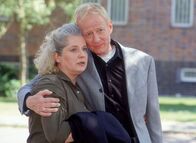 Hinter Gittern - Der Frauenknast – Uschi (Barbara Freier) wird entlassen und von Dr. Strauss (Rainer Goernemann) durch die Schleuse in die Freiheit begleitet.