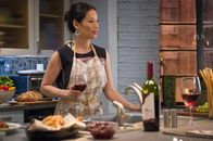 Elementary – Während Watson (Lucy Liu) den Mord an einem Schuldeneintreiber untersucht, hat ihr Freund Andrew eine Überraschung für sie: Sie soll seinen Vater kennenlernen ...