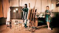 Der letzte Wille – Unter den neuen Jünger*innen der Malkunst in der Villa September ist Osaro (Eugene Boateng, li.) ein besonderes Talent. Sophie (Hannah Walther, re.) hätte womöglich lieber, dass er sie malt, statt der alten Leute