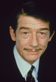 King Ralph – Mit dem neuen König ist Lord Percival Graves (John Hurt) ganz und gar nicht einverstanden und er tut alles dafür, dass dieser zur Abdankung gezwungen wird ...