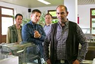 Die Rosenheim-Cops – Die Cops (Igor Jeftic, 2.v.l.; Michael A. Grimm, 2.v.r.) glauben, dass Ehemann Gruber (Hannes Ringlstetter, r.) seine Frau vergiftet hat, nachdem er von der Affäre mit Windisch (Thomas Birnstiel, l.) erfahren hat.