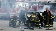 Chicago Fire – Ein Autowrack wird geborgen, v.li.: Taylor Kinney als Kelly Severide, Miranda Rae Mayo als Stella Kidd, Alberto Rosende als Gallo, Christian Stolte als Mouch