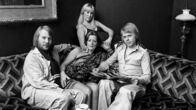 ABBA - Die ganze Geschichte – v.l.n.r. Benny, Agnetha, Frida und Bjorn entspannen auf dem Sofa.