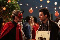 How I Met Your Mother – Wie jedes Jahr nimmt Ted (Josh Radnor, r.) an der Halloween Party teil, die immer auf dem Dach des Hauses stattfindet, in dem er wohnt. Da er dort vor vier Jahren ein hübsches Mädchen im Kürbiskostüm kennen gelernt, aber leider ihre Telefonnummer verloren hat, hofft er, sie jetzt wieder zu treffen. Barney (Neil Patrick Harris, l.) kann an einen solchen Zufall nicht glauben ...