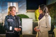 Notruf Hafenkante – Claudia (Janette Rauch, l.) konfrontiert Frau Reinhardt (Dagny Dewath, r.) mit Tatsachen, die mit ihrer Geschichte nicht übereinstimmen.