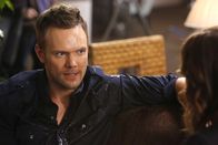 Community – Der selbstbewusste Jeff (Joel McHale, l.) lernt auf der "InspecTiCon" die hübsche Lauren kennen ...