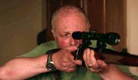 Fleisch – Ein einsamer Mann kehrt mit einem riesigen Wildschwein zurück von der Jagd. Sein Tiefkühlschrank kann so viel Fleisch aber nicht fassen. Er gibt seiner Nachbarin etwas davon ab. Zuerst nimmt sie es nur wiederwillig entgegen, doch später offenbart sie ihre Gefräßigkeit... Pierre (Geoffroy de la Taille).