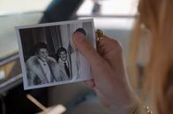 Look Me Over - Liberace – Liberace (li.) auf einem Schwarz-Weiß-Foto