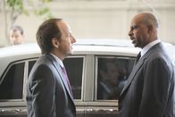 Castle – Captain Roy Montgomery (Ruben Santiago-Hudson, r.) fühlt dem zwielichtigen Frank Davis (Jeff Harlan, l.) auf den Zahn ...