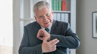 Der Staatsanwalt – Der Staatsanwalt rekonstruiert einen Tathergang: Rainer Hunold als Bernd Reuther