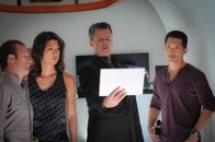 Hawaii Five-0 – Während Kono (Grace Park, 2.v.l.), Chin (Daniel Dae Kim, r.), Danny (Scott Caan, l.) und Clark Brighton (Ted King, 2.v.r.) versuchen, herauszufinden, wer einen unzerstörbaren High Tech-Anzug gestohlen hat, muss Jerry seiner kleinen Schwester helfen ...