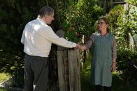 Die Bergretter – Karin (Lena Stolze) macht sich Sorgen: Seit seinem Jobverlust benimmt sich Anton (Max Herbrechter) seltsam.
