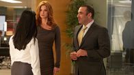 Suits – Louis (Rick Hoffman, r.) will Maria Monroe (Aarti Mann, l.) als neue Anwältin einstellen – doch Donna (Sarah Rafferty, M.) hat Bedenken. Es ist sofort spürbar, dass die Chemie zwischen den beiden Frauen nicht passt.