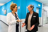 Bettys Diagnose – Dr. Helena von Arnstett (Claudia Hiersche, l.) und Mechthild Puhl (Sybille J. Schedwill, r.) unterhalten sich auf dem Krankenhausflur.