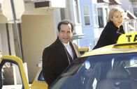 Monk – Mr. Monk (Tony Shalhoub, l.) macht sich mit Natalie (Traylor Howard) auf die Suche nach dem verschwundenen weltberühmten Diamanten, denn es wartet ein großzügiger Finderlohn von einer Million, den Monk und Natalie dringend gebrauchen können.