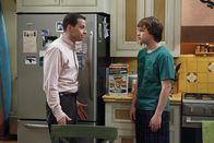 Two and a Half Men – Alan (Jon Cryer, l.) und Charlie beobachten zwei Mädchen, die sich morgens aus Jakes (Angus T. Jones, r.) Zimmer schleichen. Sein Vater stellt ihn zur Rede ...