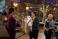 Call Me Kat – (v.l.n.r.) Randi (Kyla Pratt); Kat (Mayim Bialik); Phil (Leslie Jordan)