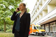 Rentnercops – Vor dem Krankenhaus: Vicky (Katja Danowski) informiert sich über Insulinkäufe.