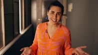 Stand up for Art – Gemeinsam mit wechselnden prominenten Gästen besucht die Podcasterin, Moderatorin und Entertainerin Ariana Baborie in "Stand up for Art" Museen in ganz Deutschland.