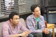 Community – Ausgerechnet an ihren neuen Freund Lukka macht sich Britta ran. Abed (Danny Pudi, r.) und Troy (Donald Glover, l.) müssen handeln, bevor sich die beiden näher kommen können ...