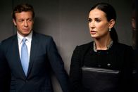 Der große Crash - Margin Call – Jared Cohen (Simon Baker) und Sarah Robertson (Demi Moore) ahnen, dass ihnen das Wasser bis zum Hals steht.