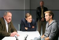 Die Rosenheim-Cops – Die Kommissare Korbinian Hofer (Joseph Hannesschläger, l.) und Sebastian König (Mark-Alexander Solf, M.) ermitteln und befragen Hans Hirschberger (Sven Gey, r.).
