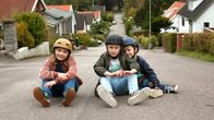 Sune vs. Sune – Sune (Elis Gerdt, Mi.) mit seinem kleinen Bruder Håkan (Baxter Renman, re.) und seiner besten Freundin Sophie (Lily Wahlsteen)