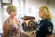 Notruf Hafenkante – Annika Nelissen (Cornelia Kaupert, l.) wurde ebenso wie Claudia (Janette Rauch, r.) nachts im Park von einem Unbekannten überfallen.