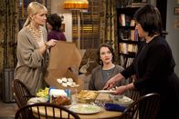 2 Broke Girls – In der jüdischen Familie, die den Jung-Unternehmerinnen Max (Kat Dennings, M.) und Caroline (Beth Behrs, l.) 80 koschere Cupcakes in Auftrag gegeben hat, haben Max und Caroline anfänglich Anpassungsschwierigkeiten. Ob sie diese überwinden und den Auftrag noch zur Zufriedenheit ausführen können, ist fraglich ...